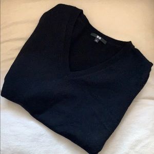 100% cashmere v neck Uniqlo black sweater